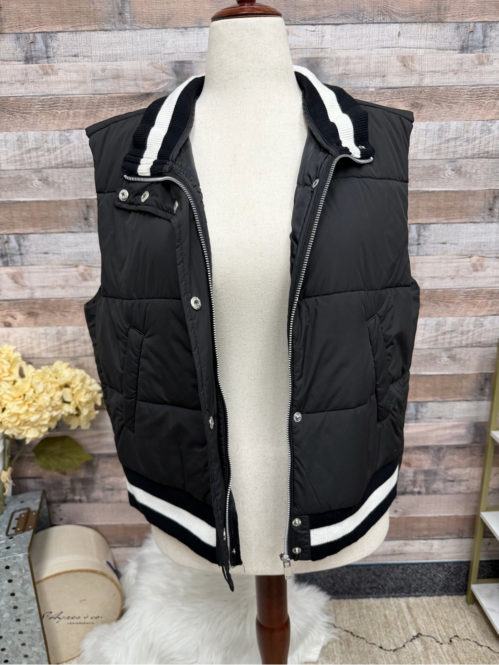 Evereve black with white stripe button up vest large